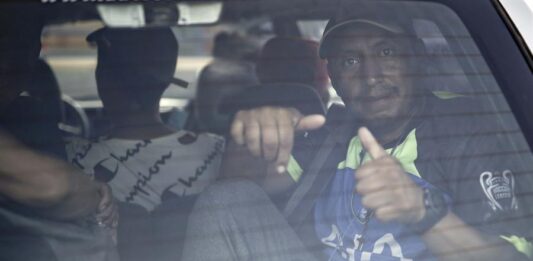 hombre venezolano saludando desde un vehículo en Los Chiles