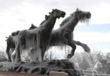 monumento Los Indomables congelado debido al gélido clima invernal, este miércoles en Ciudad Juárez