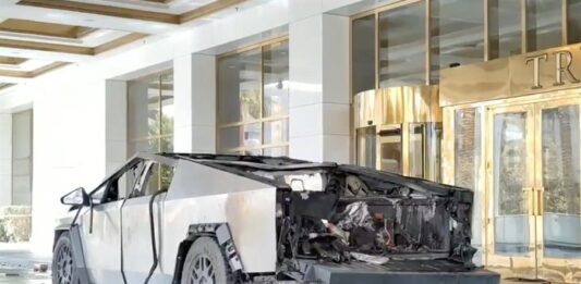 muestra los restos de un Tesla Cybertruck que explotó frente al Hotel Trump en Las Vegas