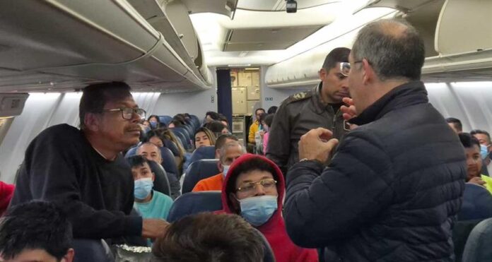 personas deportadas desde Estados Unidos en un vuelo de fuerza aérea de Colombia este martes en Estados Unidos