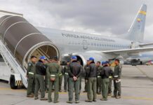 pilotos reunidos antes del despegue de una aeronave Boeing 737-700 rumbo a San Diego