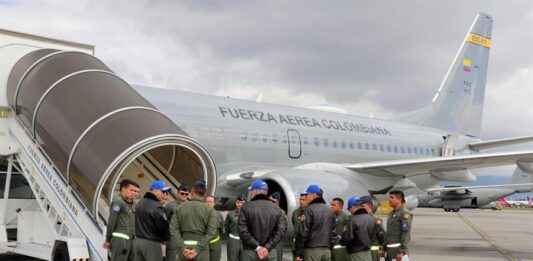 pilotos reunidos antes del despegue de una aeronave Boeing 737-700 rumbo a San Diego