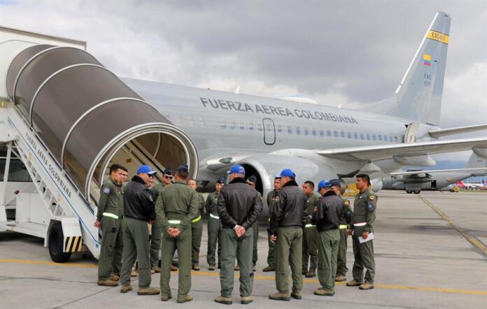 pilotos reunidos antes del despegue de una aeronave Boeing 737-700 rumbo a San Diego