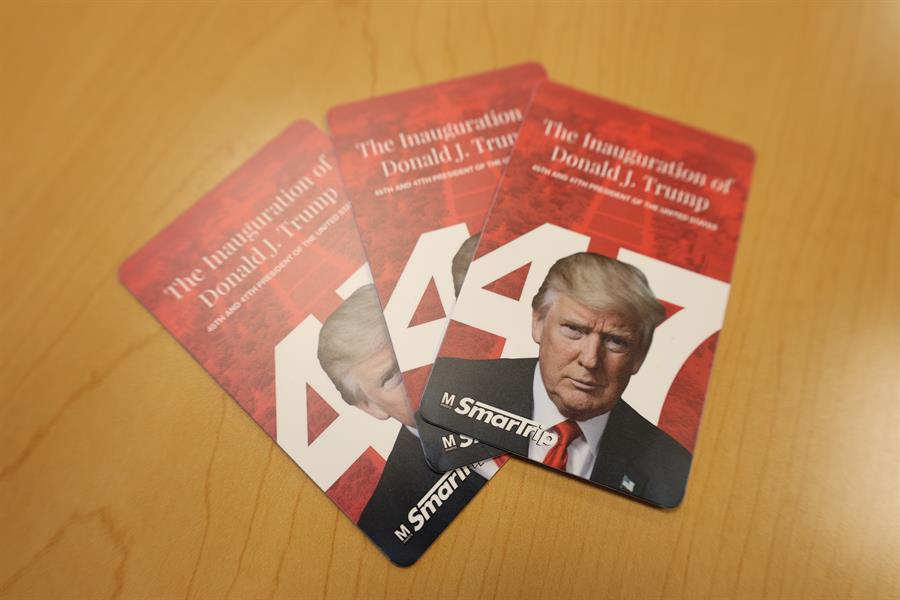 tarjetas del metro conmemorativas con la imagen del presidente electo de Estados Unidos Donald Trump (3)