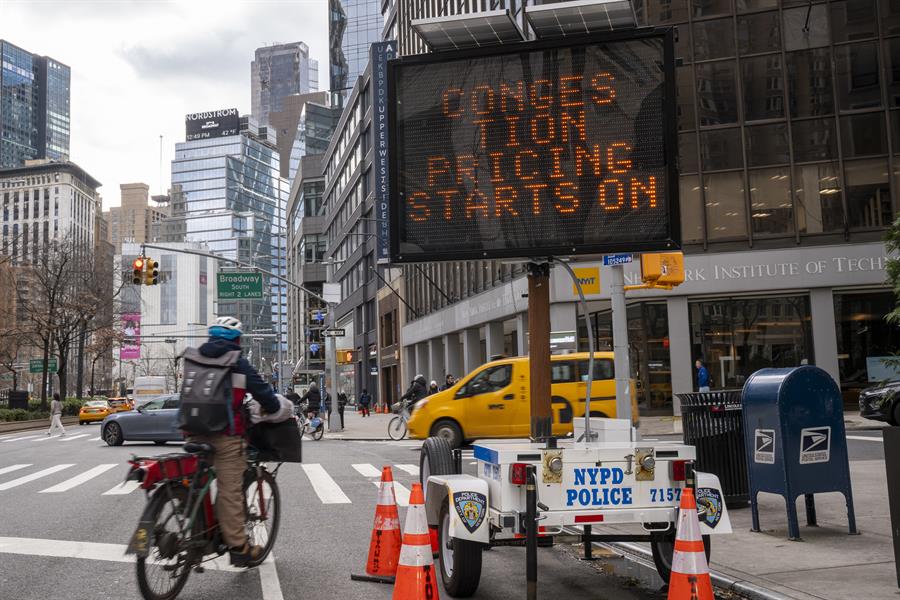 una pantalla móvil de la policía de Nueva York anunciando un nuevo peaje de tránsito