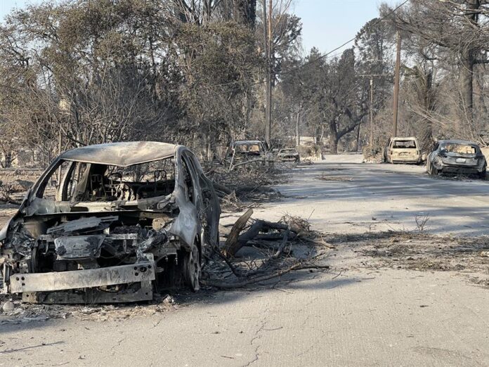 vehículos incinerados este viernes, en Altadena (2)