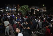 Un grupo de migrantes se prepara para salir en caravana