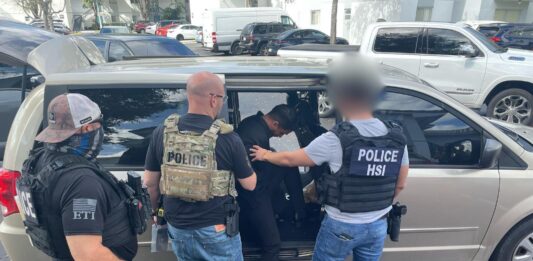 El ejecutivo de Nassau, el republicano Bruce Blakeman, informó este martes en una rueda de prensa de que el condado designará a diez agentes para que se unan al ICE para "captar a migrantes ilegales que han cometido delitos" y detenerlos en la cárcel durante tres días, tras lo cual el ICE los trasladará a un centro de detención permanente o los deportará.