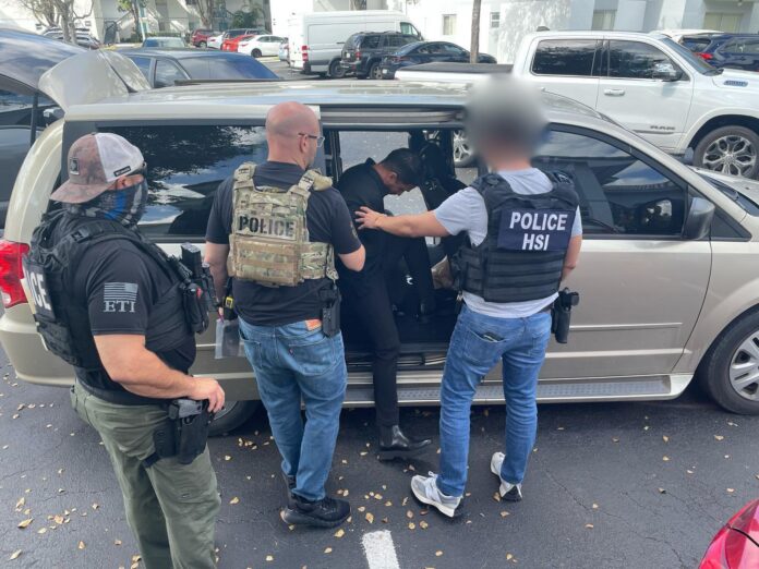 El ejecutivo de Nassau, el republicano Bruce Blakeman, informó este martes en una rueda de prensa de que el condado designará a diez agentes para que se unan al ICE para 