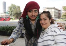 Ashera Castro (i) posando junto a la actriz Josefina Castro