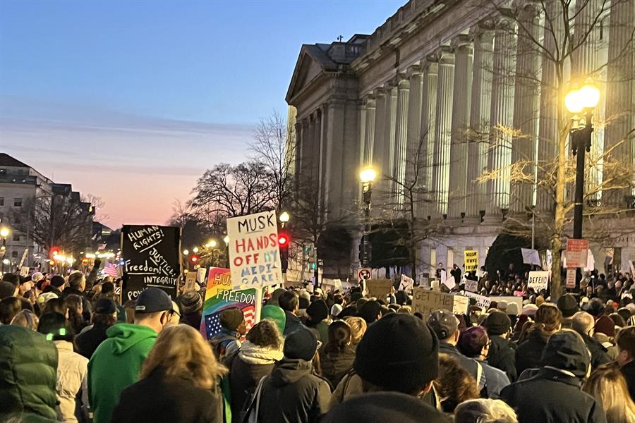Cientos de personas participan de una manifestaci&oacute;n contra el magnate Elon Musk (2)