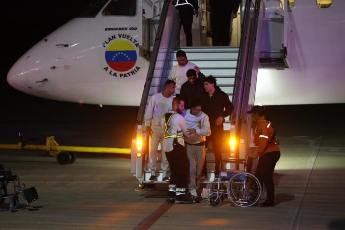 Ciudadanos venezolanos descienden de un avión tras ser deportados desde Estados Unidos,