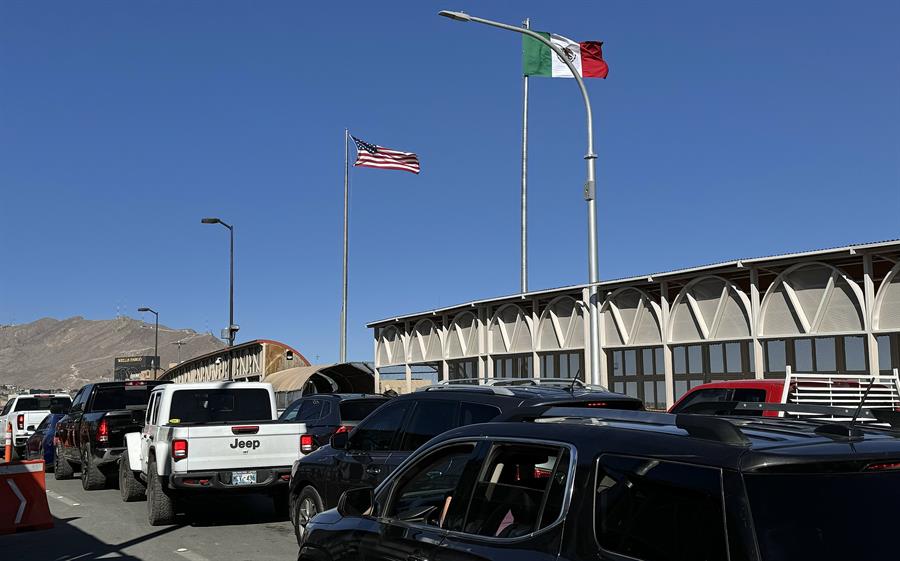 Ciudadanos y veh&iacute;culos particulares cruzan este domingo, el Puente Internacional Paso del Norte, en Ciudad Ju&aacute;rez (1)