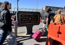 Ciudadanos y vehículos particulares cruzan este domingo, el Puente Internacional Paso del Norte, en Ciudad Juárez (3)