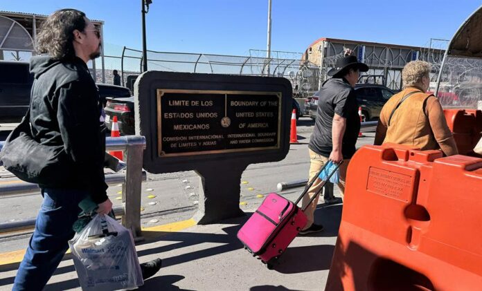 Ciudadanos y vehículos particulares cruzan este domingo, el Puente Internacional Paso del Norte, en Ciudad Juárez (3)