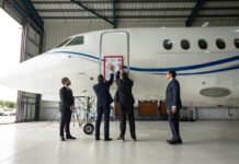 Departamento de Estado de Estados Unidos de autoridades dominicanas confiscando un avión en el aeropuerto La Isabela este jueves, en Santo Domingo