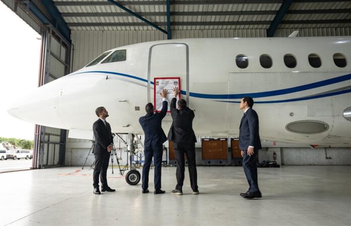Departamento de Estado de Estados Unidos de autoridades dominicanas confiscando un avión en el aeropuerto La Isabela este jueves, en Santo Domingo Departamento de Estado de Estados Unidos de autoridades dominicanas confiscando un avión en el aeropuerto La Isabela este jueves, en Santo Domingo