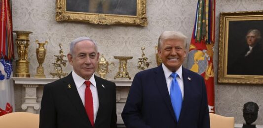 Donald Trump (d), junto a su homólogo israelí Bejamín Netanyahu,