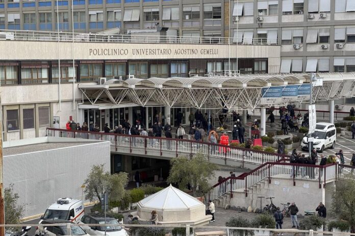 El Papa Francisco ha descansado bien y ha pasado tranquilo su tercera noche ingresado en el hospital Gemelli