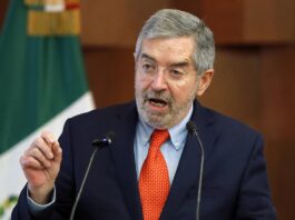 Canciller mexicano niega que migrantes deportados lleguen esposados al país