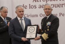 El director de Cirium, Jeremy Bowen (i), y el oficial mayor de la Marina, almirante Francisco Guillermo Escamilla