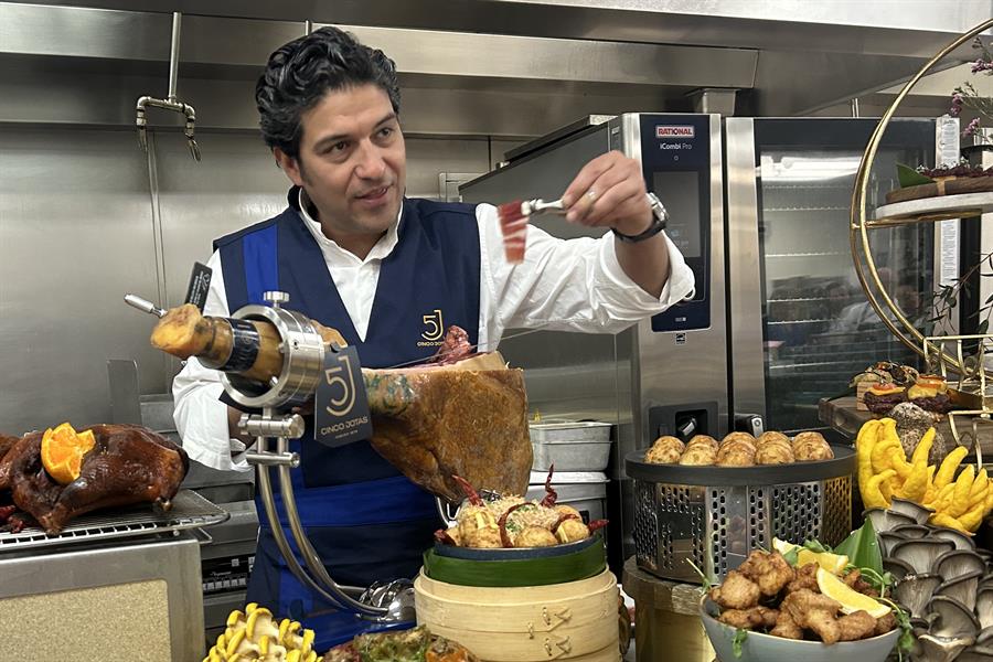 El maestro cortador de Cinco Jotas, Raúl Garrido, corta jamón