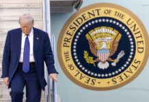 Florida rebautiza el aeropuerto de Palm Beach en honor al presidente Donald Trump El presidente estadounidense Donald J. Trump desciende del Air Force One