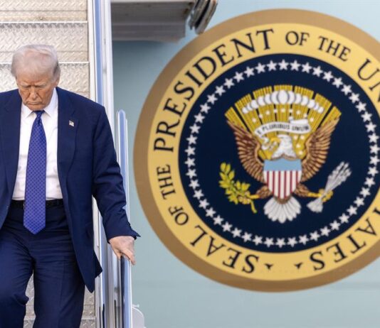 Trump visita un avión Boeing para criticar retrasos en la entrega del nuevo Air Force One El presidente estadounidense Donald J. Trump desciende del Air Force One