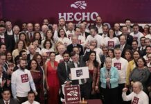 Gobierno y empresarios impulsan el distintivo 'Hecho en México' ante aranceles de Trump El secretario de Economía, Marcelo Ebrard (c), acompañado de funcionarios y empresarios posan durante el lanzamiento de la campaña 'Hecho en México'