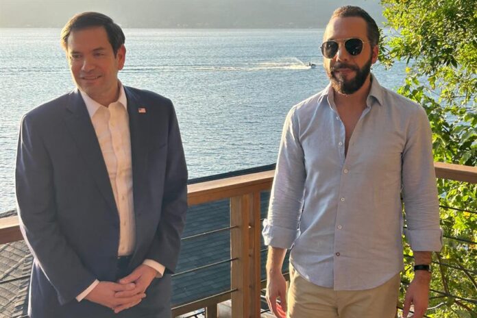 El secretario de Estado de Estados Unidos, Marco Rubio (i), posa junto al presidente de El Salvador, Nayib Bukele
