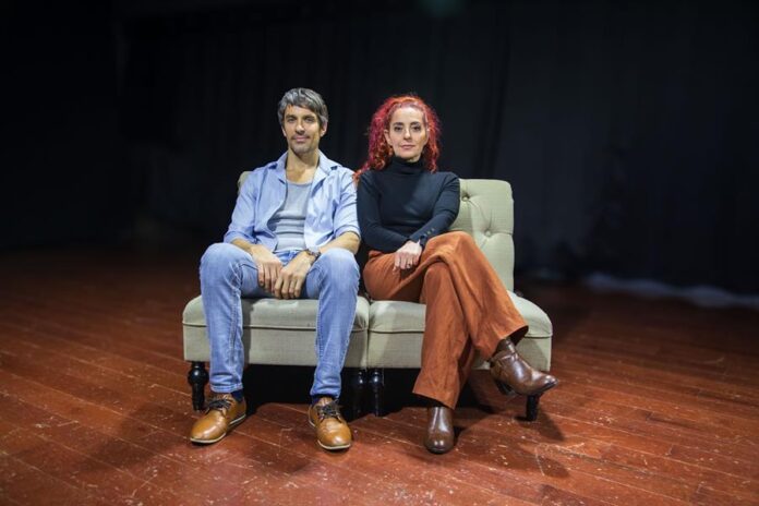 Fernando Gazzaniga y la actriz española María Fontanals protagonistas de la obra 'El espacio entremedias' Fernando Gazzaniga y la actriz española María Fontanals protagonistas de la obra 'El espacio entremedias'