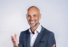 Javier Poza: Impactando al mundo con su pasión por el micrófono Javier Poza