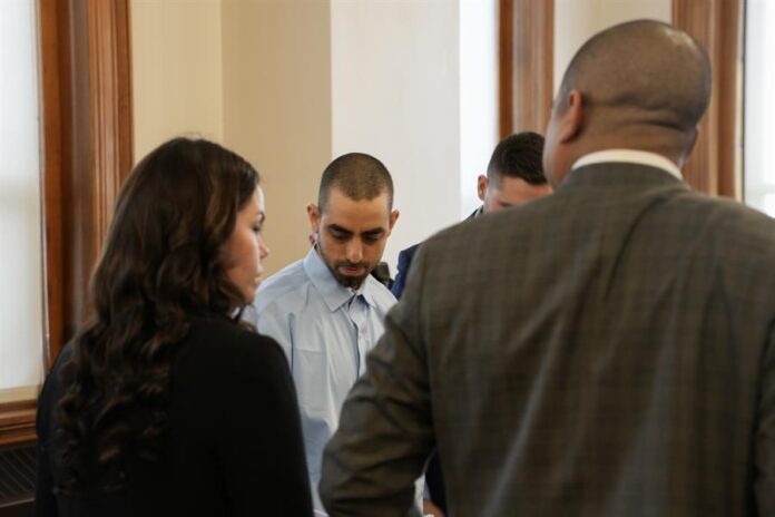 Hadi Matar (c) asiste al juicio en su contra Hadi Matar
