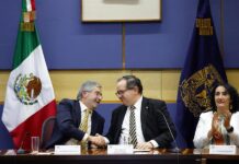 Lanzan plataforma para asistencia jurídica y psicológica a migrantes en México y EE.UU. Juan Ramón de la Fuente (i), saludando al rector de la Universidad Nacional Autónoma de México (UNAM), Leonardo Lomelí Venegas,