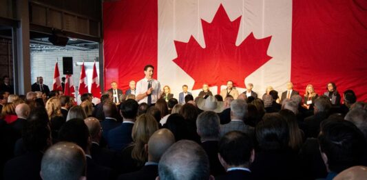 , Justin Trudeau (ci), hablando durante una cumbre
