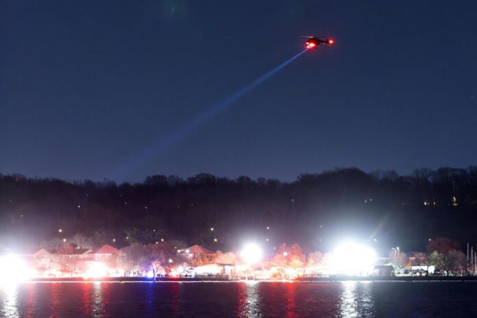 Los equipos de rescate buscan en el río Potomac después de que un avión comercial colisionara con un helicóptero accidente