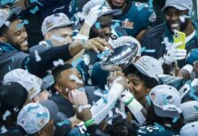 Los jugadores de los Philadelphia Eagles celebran con el trofeo Vince Lombardi su victoria ante los Kansas City Chiefs