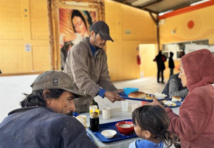 Migrantes reciben alimentos en el Centro Comunitario de Atención al Migrante y Necesitado Migrantes