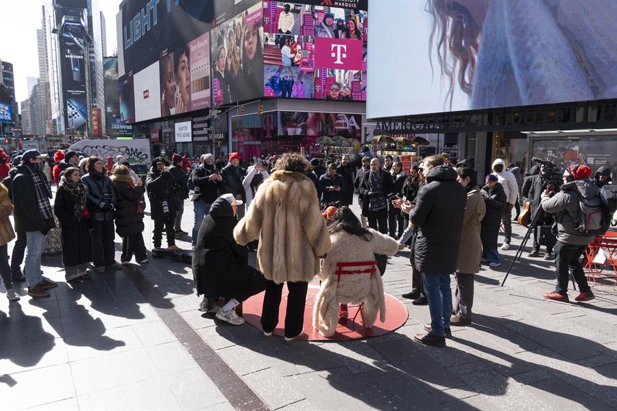 M&uacute;sicos interpretan 'Volar' de Paco de Luc&iacute;a este mi&eacute;rcoles, en el Times Square en Nueva York (3)
