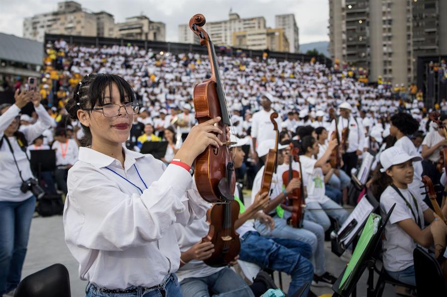 M&uacute;sicos tocan durante un concierto este domingo, en Caracas (1)