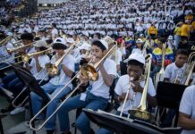 Músicos tocan durante un concierto este domingo, en Caracas (2)