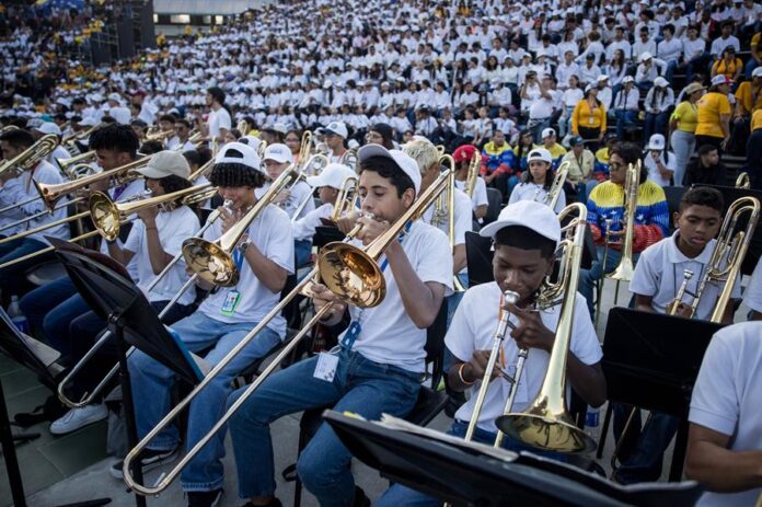 Músicos tocan durante un concierto este domingo, en Caracas (2)