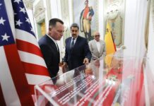 Nicolás Maduro (d) junto al enviado especial del presidente de Estados Unidos Donald Trump, Richard Grenell