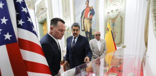 Nicolás Maduro (d) junto al enviado especial del presidente de Estados Unidos Donald Trump, Richard Grenell