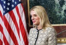 Exagentes del FBI demandan a la Administración Trump por una "campaña de represalias" Pam Bondi