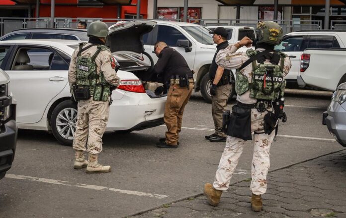 Personal del Ejército mexicano y la Agencia de Investigación Criminal realizan labores de seguridad (2) Personal del Ejército mexicano y la Agencia de Investigación Criminal realizan labores de seguridad (2)