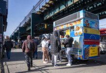 Vendedores ambulantes de Nueva York celebran victoria en licencias tras años de lucha Personas consumen alimentos en un puesto de comida callejera este miércoles, en Queens Nueva York