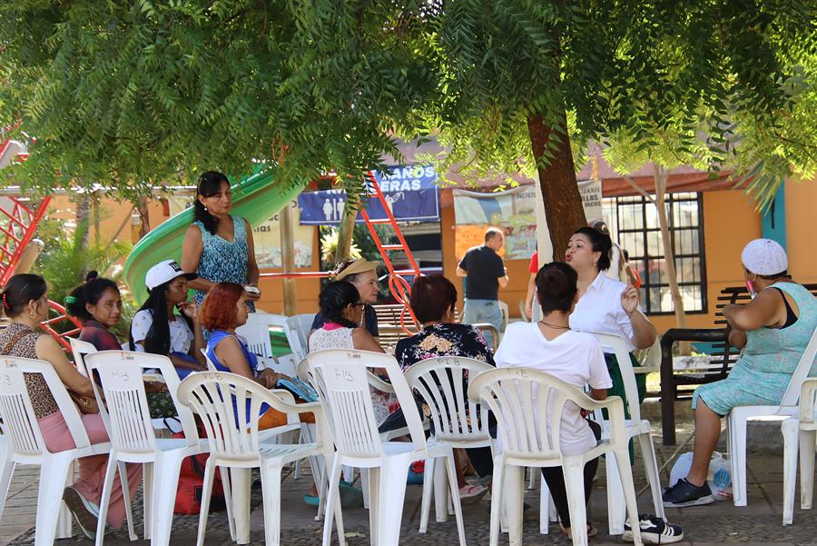Personas esperan para resolver su situaci&oacute;n migratoria este domingo, en una plaza del municipio de Tapachula en el estado de Chiapas (2)