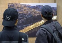 Personas observan una exposición fotográfica este sábado, en la ciudad de Tijuana (2)