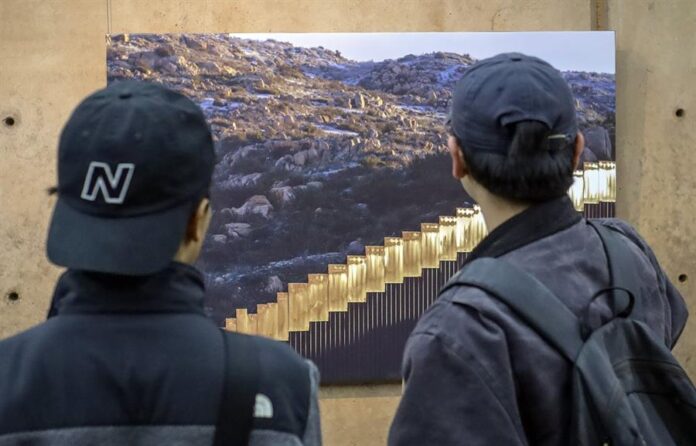 Personas observan una exposición fotográfica este sábado, en la ciudad de Tijuana (2)